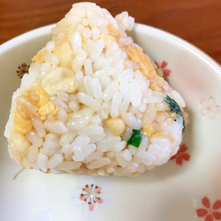 卵とニラとあげ玉のおにぎり